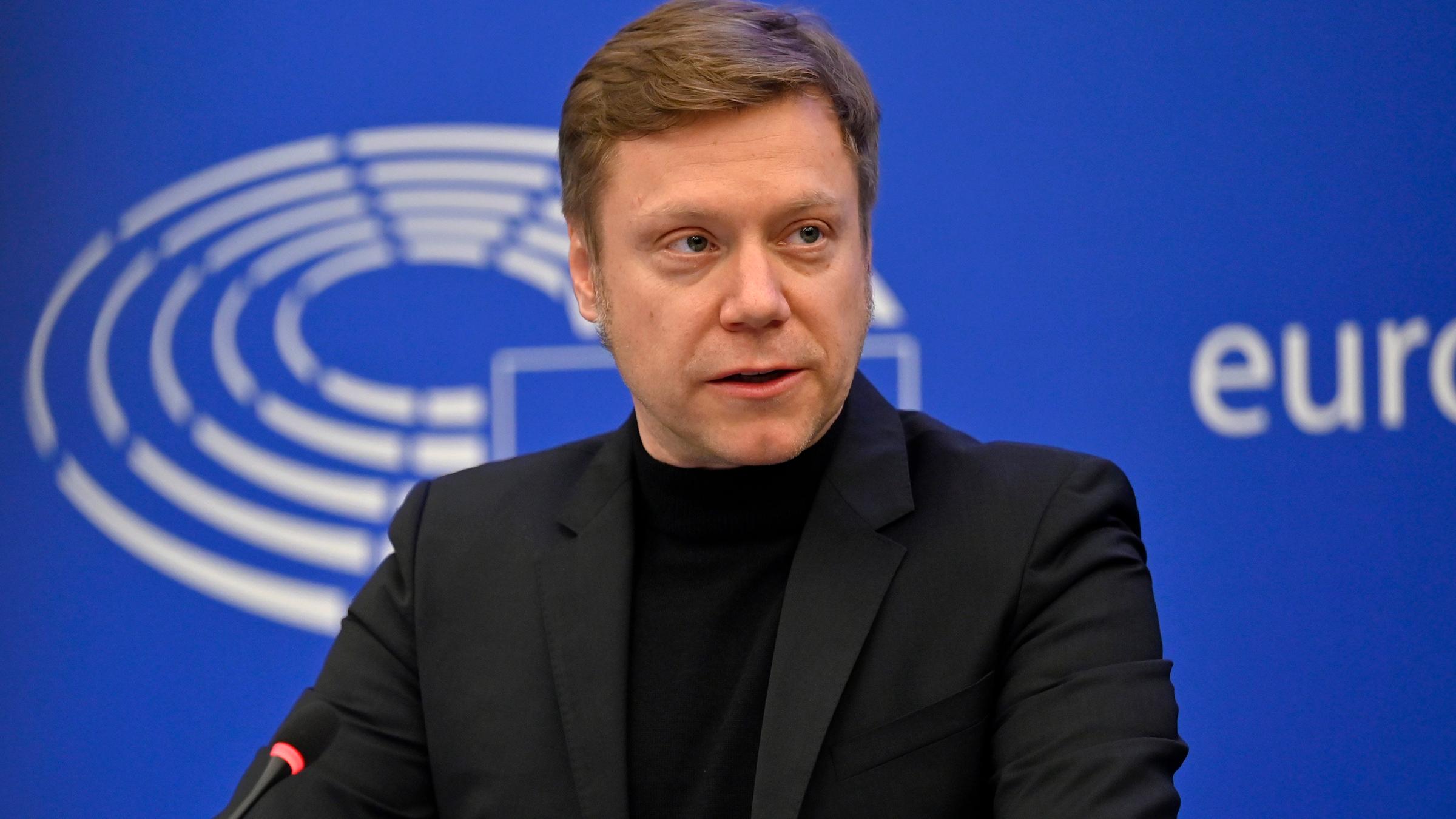 Politiker Martin Schirdewan beim Pressebriefing der Fraktion Die Linke im Europäischen Parlament am 17. Januar 2023