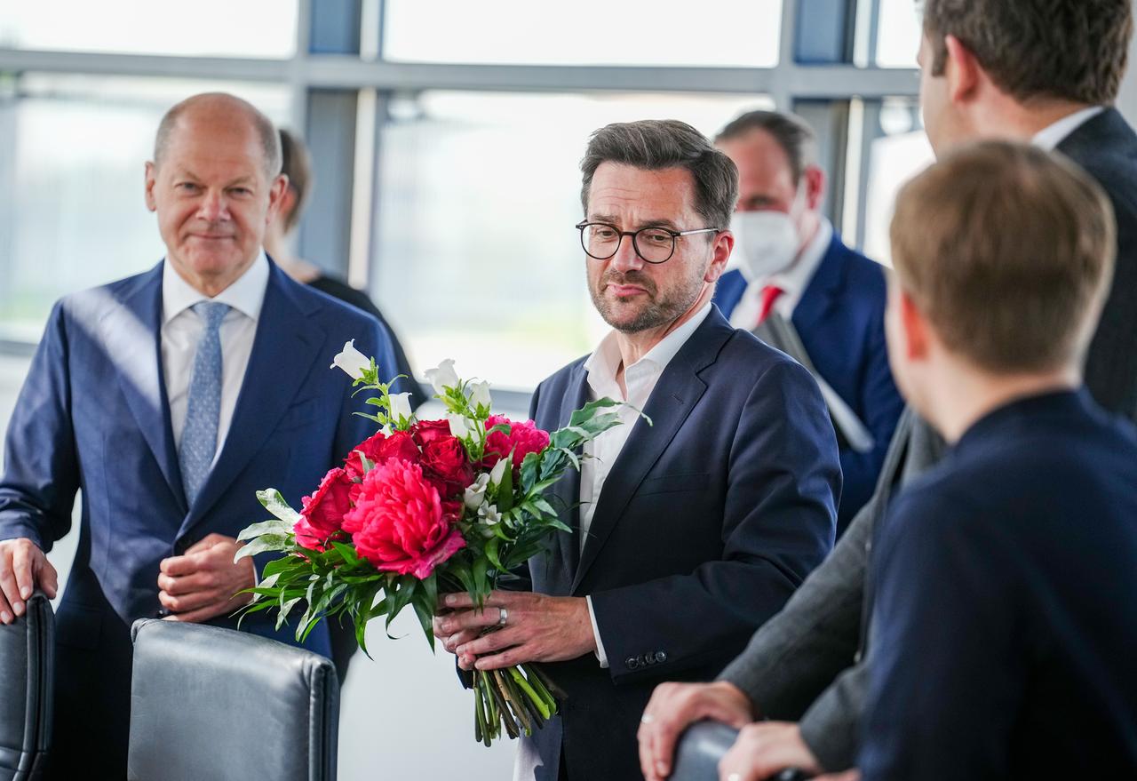 Berlin: Bundeskanzler Olaf Scholz (l, SPD) gratuliert Thomas Kutschaty, SPD-Spitzenkandidat bei der Landtagswahl in Nordrhein-Westfalen, neben Lars Klingbeil, SPD-Bundesvorsitzender, und Kevin Kühnert, SPD-Generalsekretär.