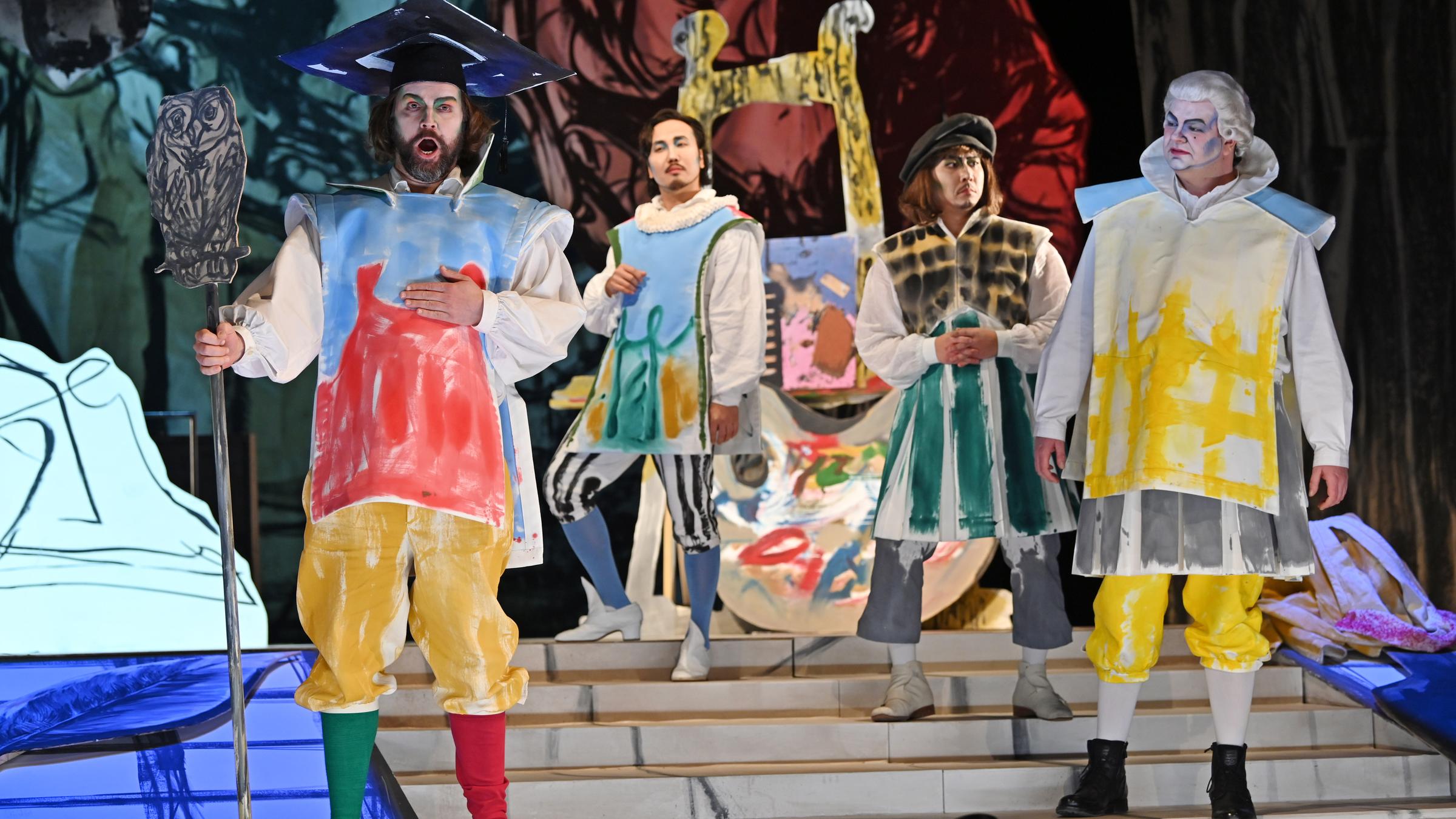 Vier Sänger in bunt bemalten Kostümen von Markus Lüpertz auf der Bühne ...</p>

                        <a href=