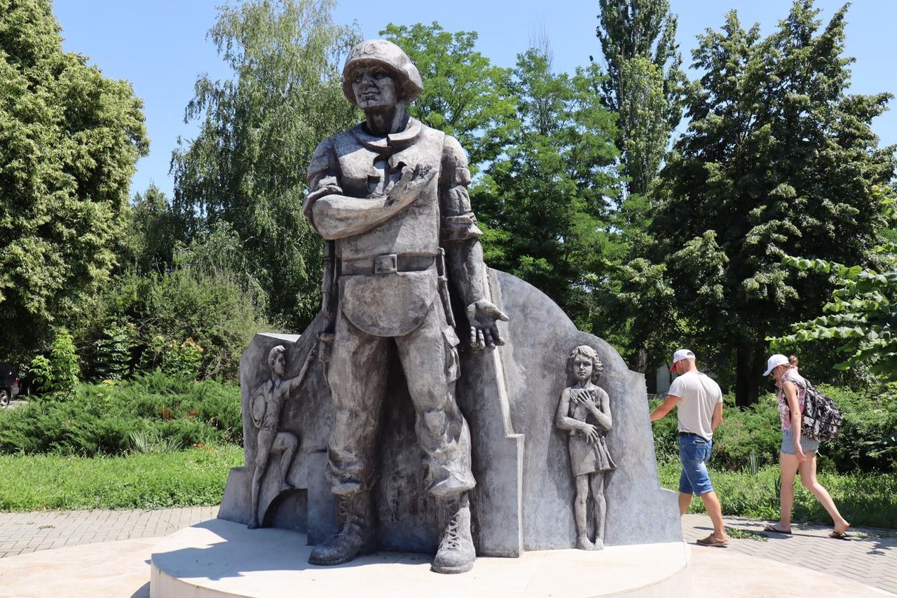Eine Statue zu Ehren der russischen Soldaten steht in der Nähe der Stadt Tiraspol im Separatistengebiet Transnistrien.
