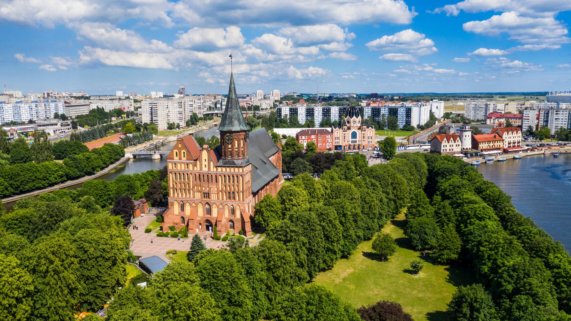 Luftaufnahme der Kant-Kathedrale und Häuserblocks aus Sowjetzeiten in Kaliningrad.