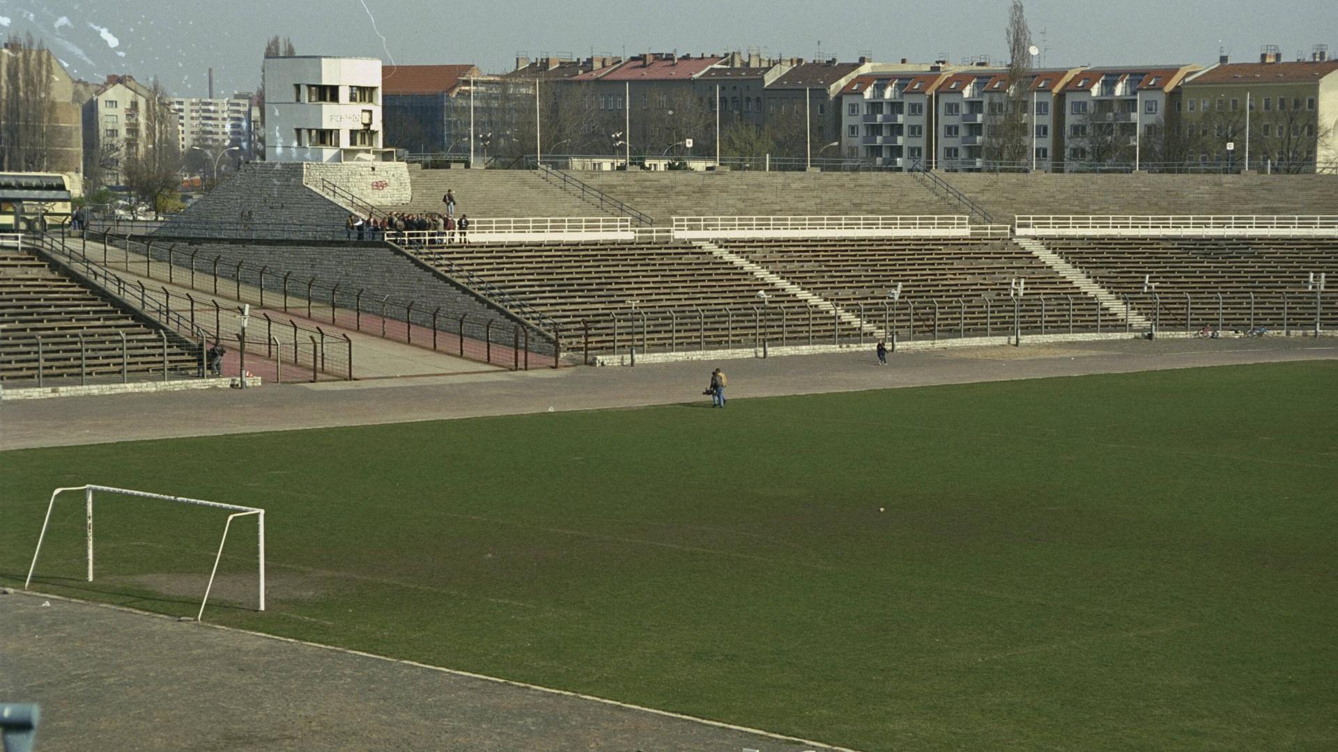 Das Stadion der Weltjugend in (Ost-) Berlin. Innenansicht, innen, Rasen, Spielfeld, Tribüne, Tribünen, Rang, Ränge, leer, verlassen, triste, DDR-Bau, Architektur, Stadionarchitektur Stadion 1993, Fußballstadion, Leichtathletikstadion, Leichtathletik Berlin Stadion der Weltjugend Leere Fußball Herren Mannschaft Deutschland Totale Randmotiv Sportstätte Das Stadion der Weltjugend in (Ost-) Berlin. Innenansicht, innen, Rasen, Spielfeld, Tribüne, Tribünen, Rang, Ränge, leer, verlassen, triste, DDR-Bau, Architektur, Stadionarchitektur Stadion 1993, Fußballstadion, Leichtathletikstadion, Leichtathletik Berlin Stadion der Weltjugend Leere Fußball Herren Mannschaft Deutschland Totale Randmotiv Sportstätte