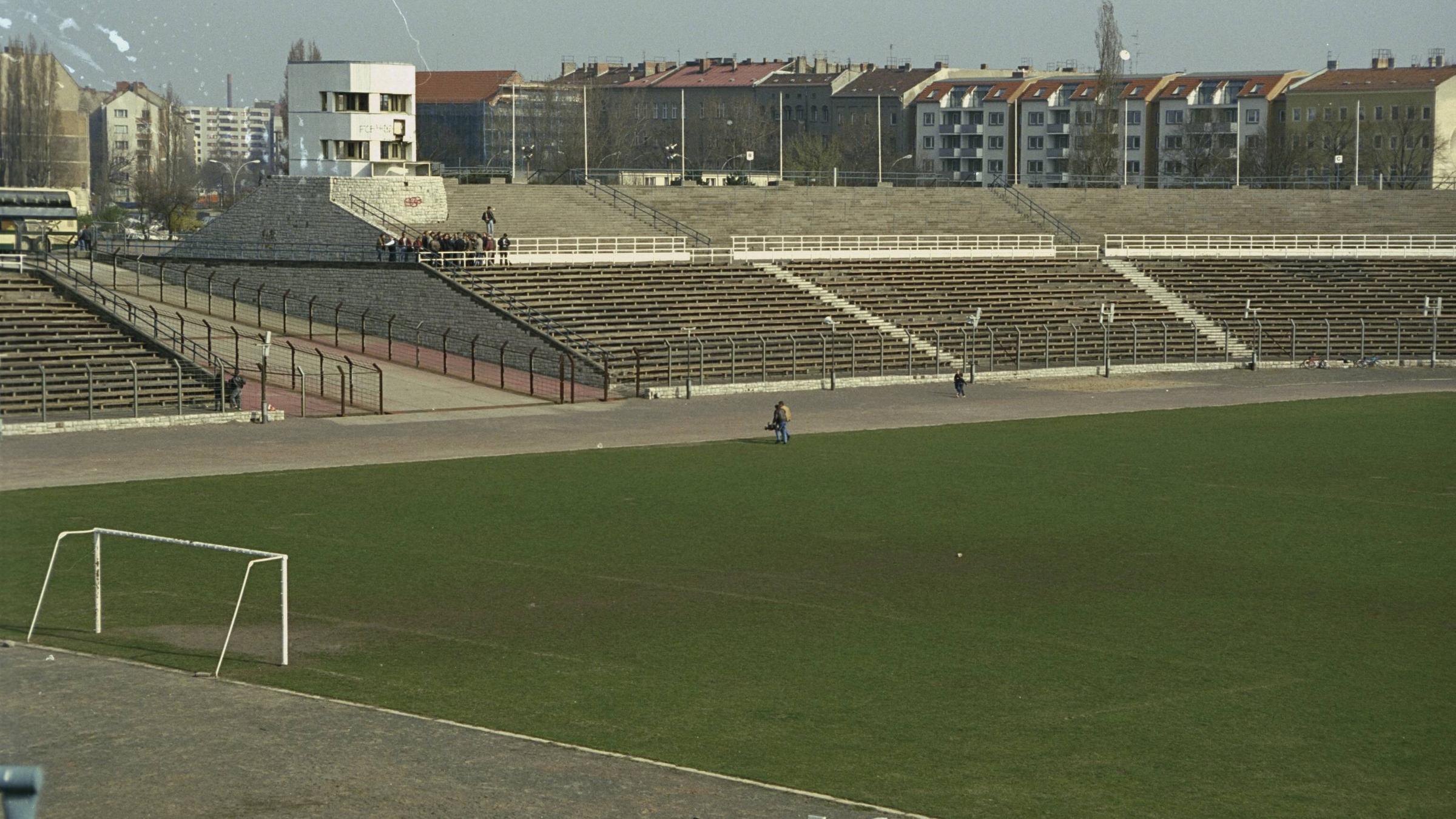 Das Stadion der Weltjugend in (Ost-) Berlin. Innenansicht, innen, Rasen...</p>

                        <a href=