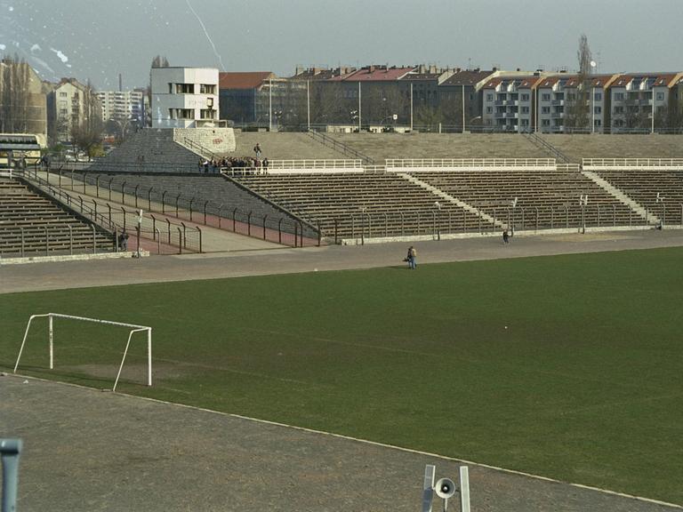 Das Stadion der Weltjugend in (Ost-) Berlin. Innenansicht, innen, Rasen, Spielfeld, Tribüne, Tribünen, Rang, Ränge, leer, verlassen, triste, DDR-Bau, Architektur, Stadionarchitektur Stadion 1993, Fußballstadion, Leichtathletikstadion, Leichtathletik Berlin Stadion der Weltjugend Leere Fußball Herren Mannschaft Deutschland Totale Randmotiv Sportstätte