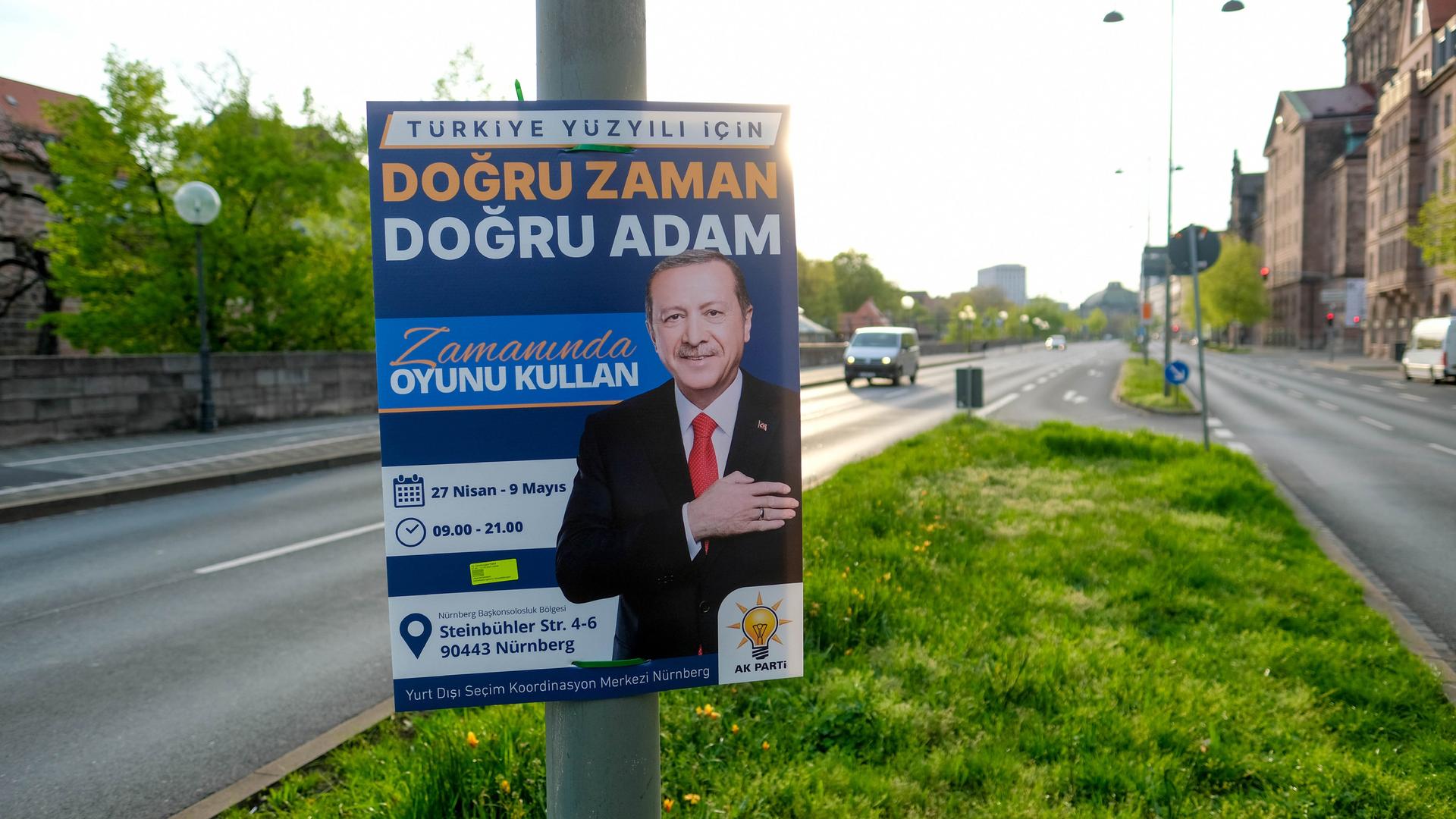 Plakate für die Präsidentenwahl in der Türkei hängen am Frauentorgraben in Nürnberg. 