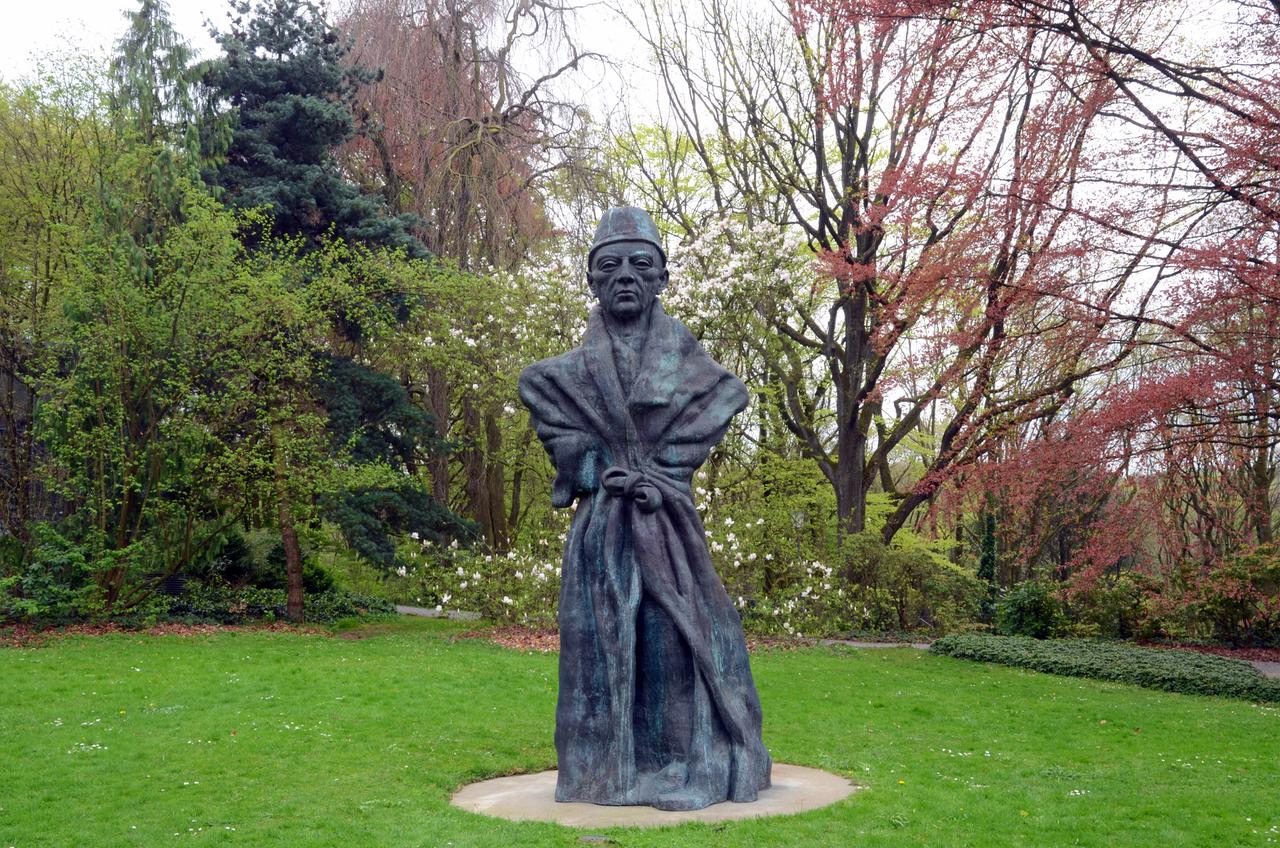 Die Skulptur "Vater Staat" zeigt einen alten Mann mit Umhang und Kappe auf dem Kopf.
