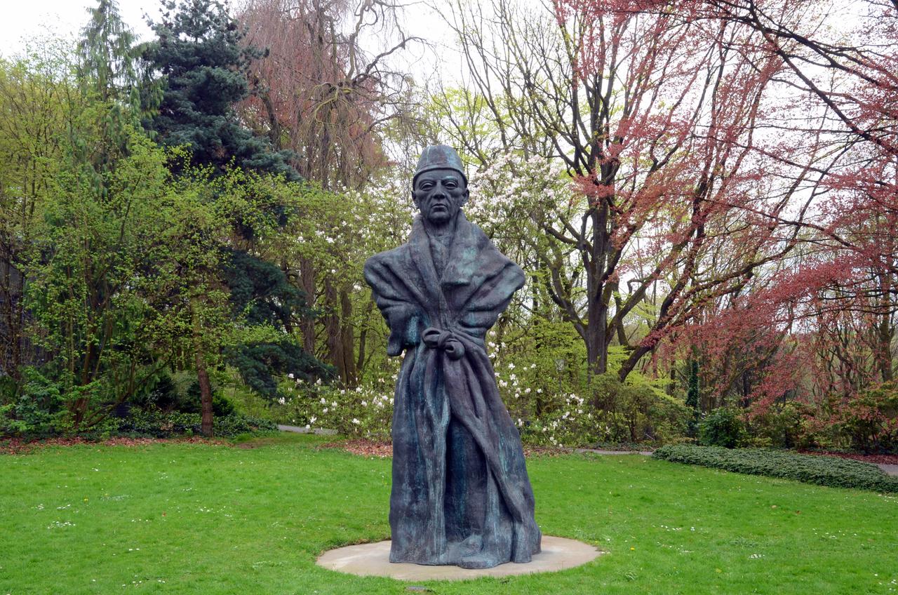 Die Skulptur "Vater Staat" zeigt einen alten Mann mit Umhang und Kappe auf dem Kopf. Die Skulptur "Vater Staat" zeigt einen alten Mann mit Umhang und Kappe auf dem Kopf.