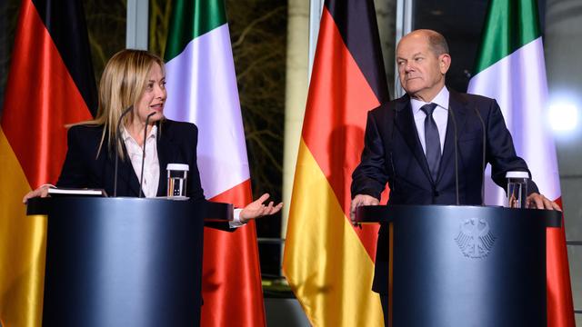 Bundeskanzler Olaf Scholz (r, SPD) und Giorgia Meloni, Ministerpräsidentin von Italien, stehen bei einer Pressekonferenz vor italienischen und deutschen Fahnen an runden Rednerpulten