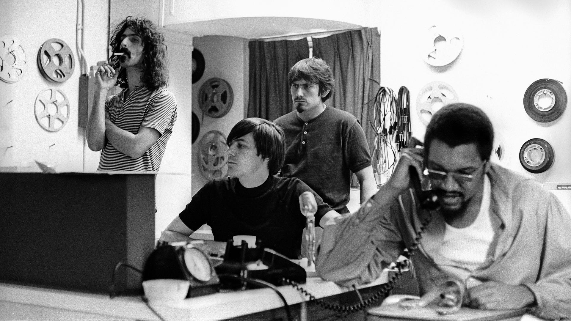 1. August 1967: Frank Zappa hört sich die Aufnahmen zum Mothers of Invention-Album "We're Only In It For The Money" an. Ganz rechts im Bild Produzent Tom Wilson.Frank Zappa recording "We're Only In It For The Money" 1. August 1967: Frank Zappa hört sich die Aufnahmen zum Mothers of Invention-Album "We're Only In It For The Money" an. Ganz rechts im Bild Produzent Tom Wilson.Frank Zappa recording "We're Only In It For The Money"