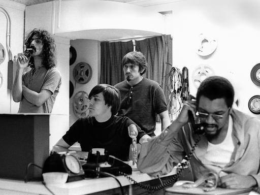 1. August 1967: Frank Zappa hört sich die Aufnahmen zum Mothers of Invention-Album "We're Only In It For The Money" an. Ganz rechts im Bild Produzent Tom Wilson.Frank Zappa recording "We're Only In It For The Money"