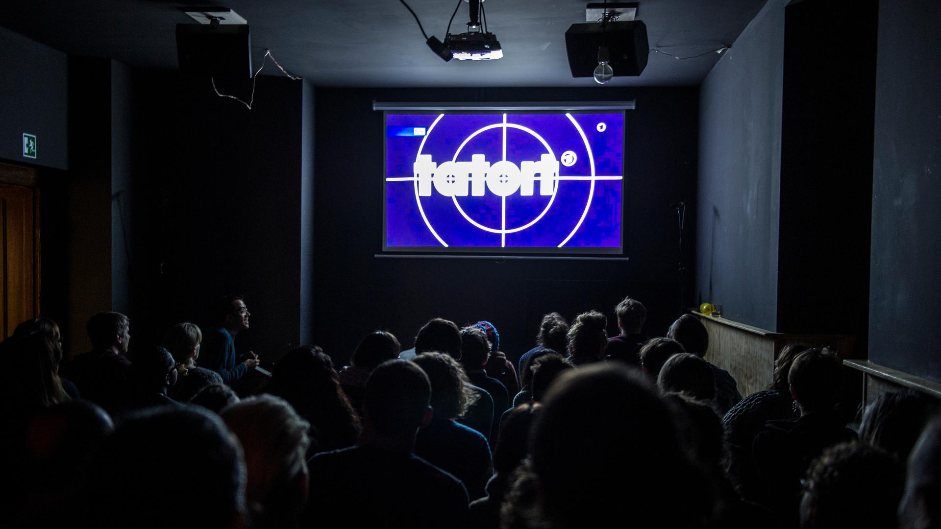 Das "Tatort"-Logo ist in Berlin auf der Leinwand im "Comedy Cafe Berlin" zu sehen. Das "Tatort"-Logo ist in Berlin auf der Leinwand im "Comedy Cafe Berlin" zu sehen.