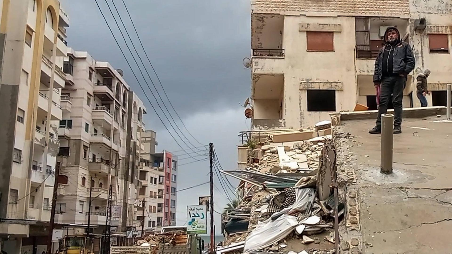 Ein Anwohner steht am 6. Februar 2023 in der syrischen Hafenststadt Latakia nach einem Erdbeben auf den Trümmern eines Hauses. Ein Anwohner steht am 6. Februar 2023 in der syrischen Hafenststadt Latakia nach einem Erdbeben auf den Trümmern eines Hauses.