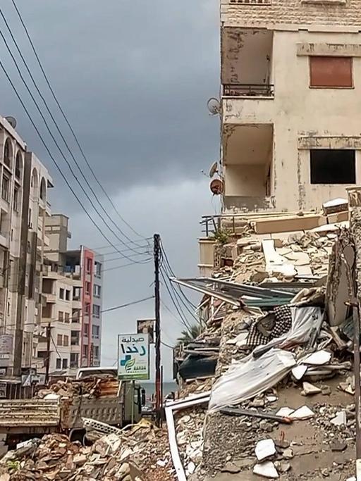 Ein Anwohner steht am 6. Februar 2023 in der syrischen Hafenststadt Latakia nach einem Erdbeben auf den Trümmern eines Hauses. 