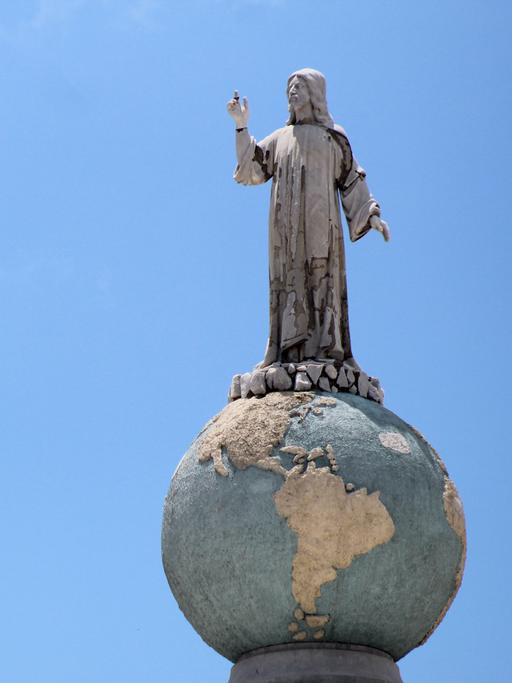 Das Monumento al Divino Salvador del Mundo zeigt Jesus aufeiner Weltkugel stehend. 