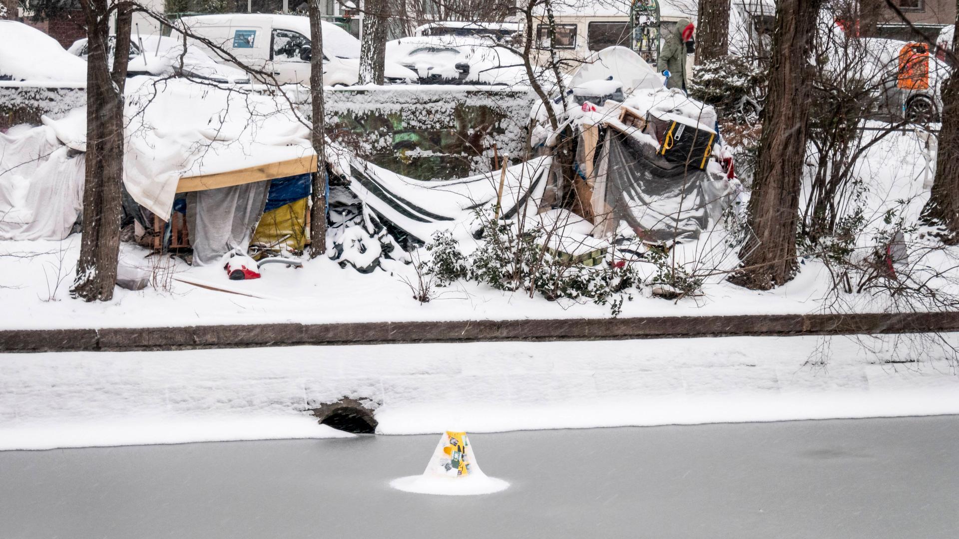 Obdachlose zelten am Landwehrkanal im Winter in eisiger Kälte, Wintereinbruch im Februar 2021. Obdachlose zelten am Landwehrkanal im Winter in eisiger Kälte, Wintereinbruch im Februar 2021.