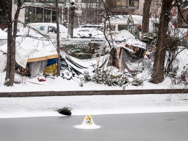 Obdachlose zelten am Landwehrkanal im Winter in eisiger Kälte, Wintereinbruch im Februar 2021.