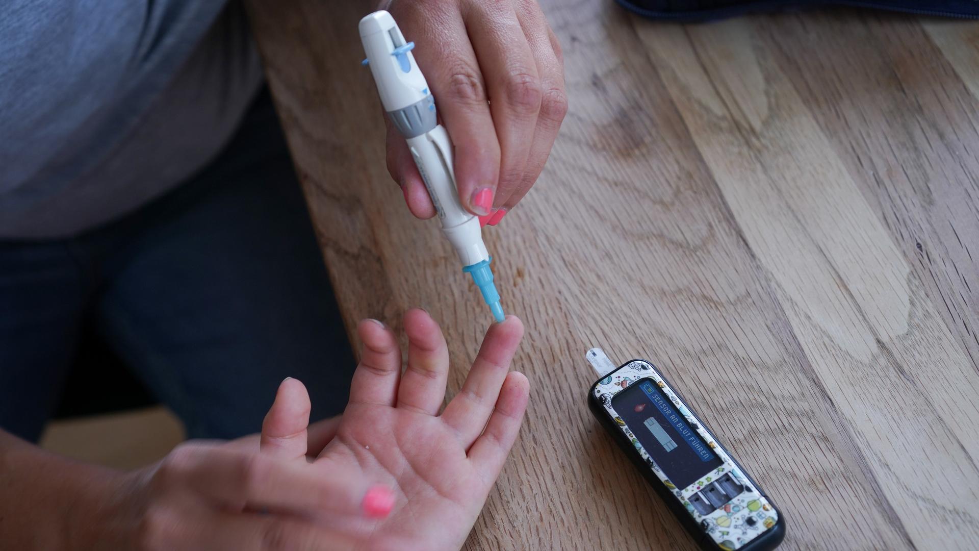Dem vierjährigen Oskar wird von seiner Mutter der Blutzuckergehalt gemessen. In Deutschland erkranken immer mehr Kinder und Jugendliche an Diabetes mellitus Typ 1. Dass auch völlig gesunde, sportliche, aktive Kinder und Jugendliche Diabetes bekommen können, ist vielen Menschen nicht klar. (zu dpa «Plötzlich Diabetiker: Es kann schon die Jüngsten treffen») Dem vierjährigen Oskar wird von seiner Mutter der Blutzuckergehalt gemessen. In Deutschland erkranken immer mehr Kinder und Jugendliche an Diabetes mellitus Typ 1. Dass auch völlig gesunde, sportliche, aktive Kinder und Jugendliche Diabetes bekommen können, ist vielen Menschen nicht klar. (zu dpa «Plötzlich Diabetiker: Es kann schon die Jüngsten treffen»)