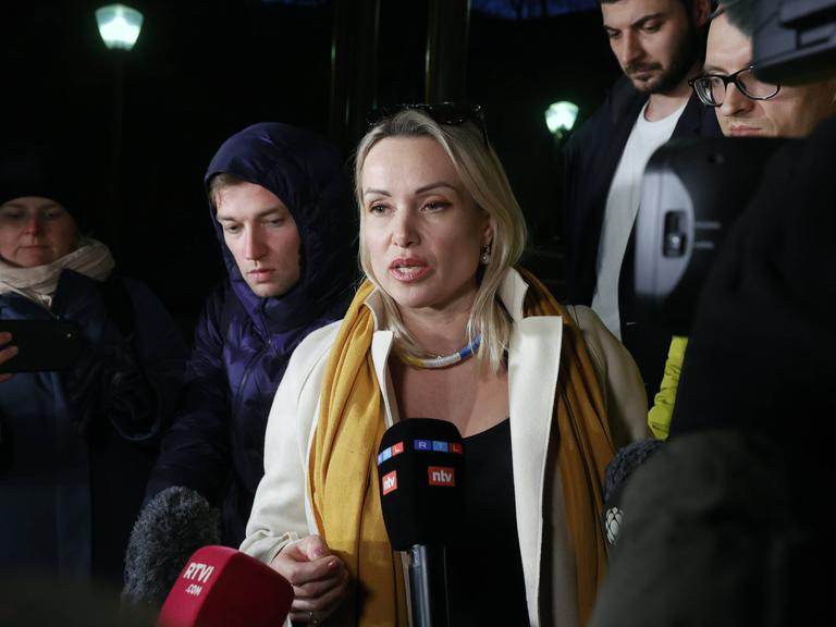 Die russische ehemalige TV-Redakteurin Marina Owsjannikova wird interviewt.