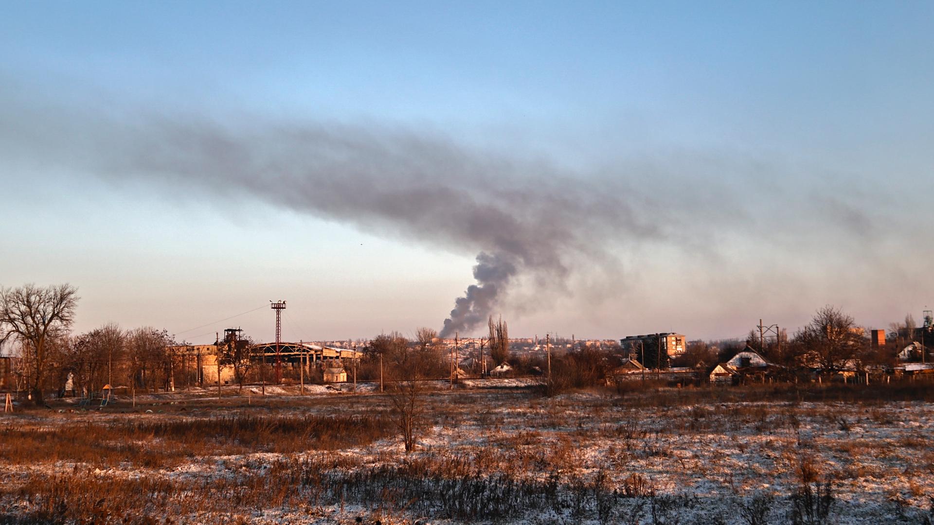 Rauchschwaden über der umkämpften Stadt Soledar im Osten der Ukraine