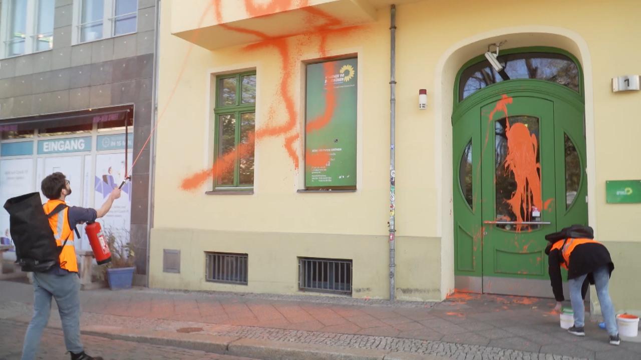 Ein Klimaaktivist besprüht die Parteizentrale von Bündnis90/Die Grünen in Berlin. Ein Klimaaktivist besprüht die Parteizentrale von Bündnis90/Die Grünen in Berlin.
