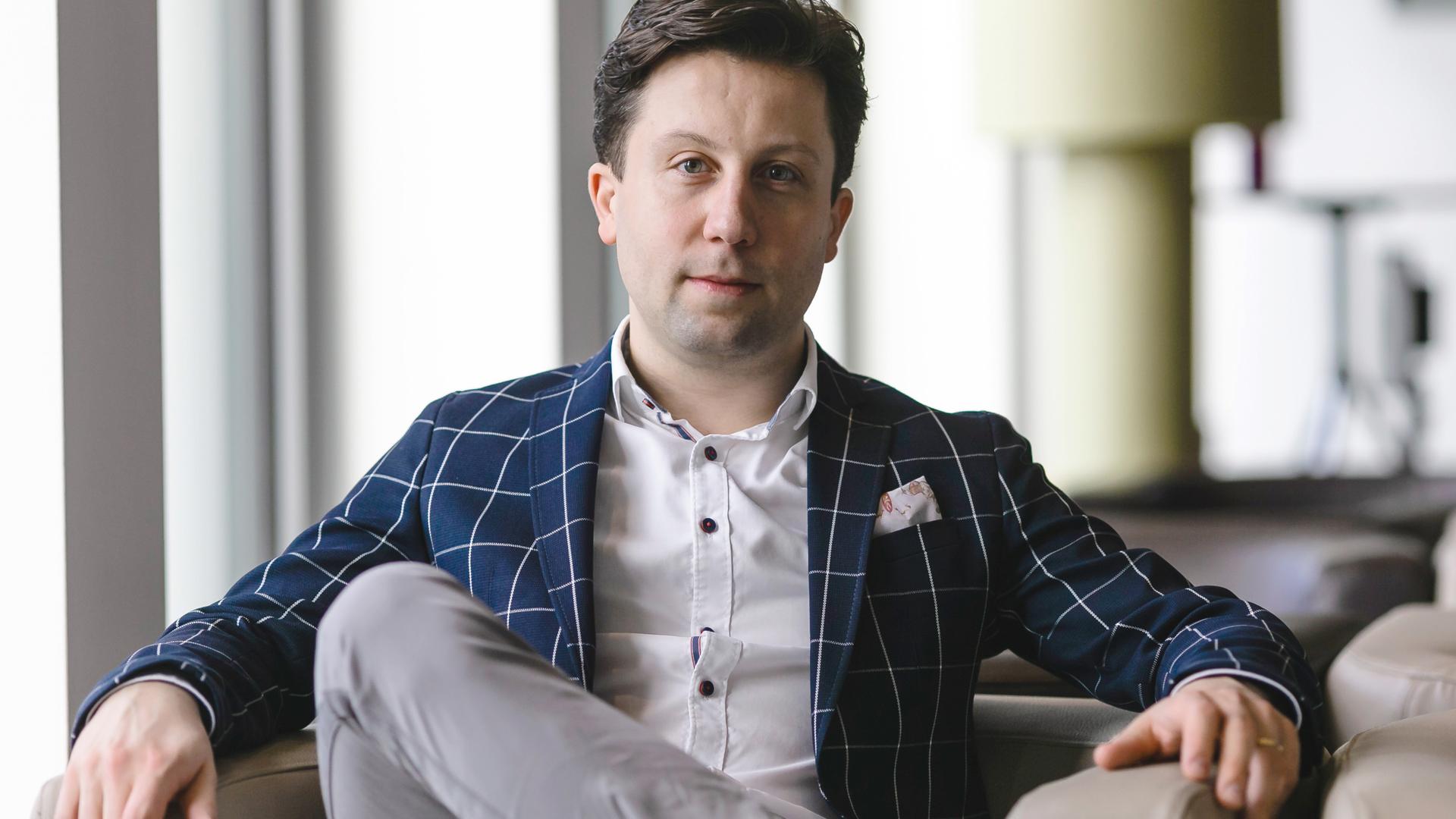 Porträt des Generalmusikdirektors Benjamin Reiners in Kiel, 2019. Porträt des Generalmusikdirektors Benjamin Reiners in Kiel, 2019.
