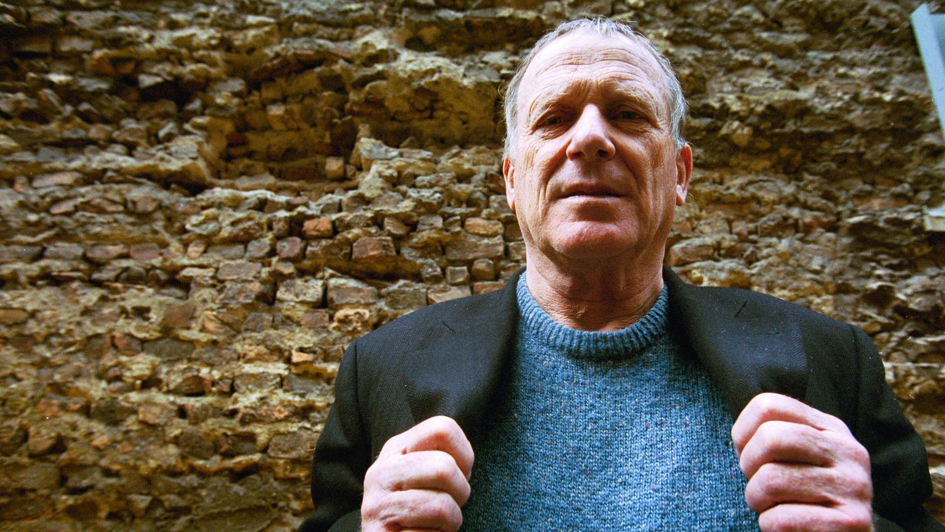 Ein Mann steht an einer Ziegelwand, die Hände an den Jackenaufschlägen und schaut in die Kamera: Drehbuchautor Wolfgang Kohlhaase, aufgenommen im Hinterhof in der Mittelstraße in Berlin, in der Kohlhaase lange lebte. Ein Mann steht an einer Ziegelwand, die Hände an den Jackenaufschlägen und schaut in die Kamera: Drehbuchautor Wolfgang Kohlhaase, aufgenommen im Hinterhof in der Mittelstraße in Berlin, in der Kohlhaase lange lebte.