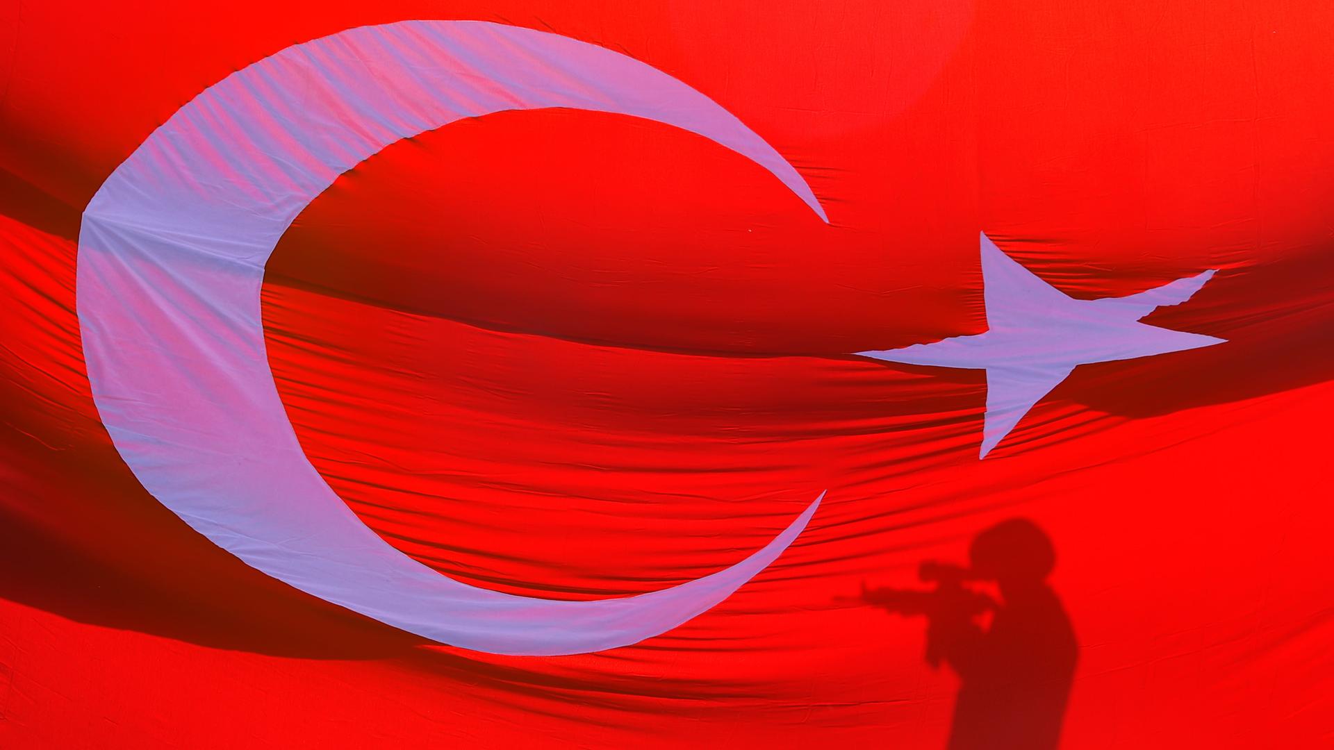 Ein Blick auf die türkische Flagge mit der Silhouette eines türkischen Soldaten auf dem Berg Tendürek Dağıin Ein Blick auf die türkische Flagge mit der Silhouette eines türkischen Soldaten auf dem Berg Tendürek Dağıin