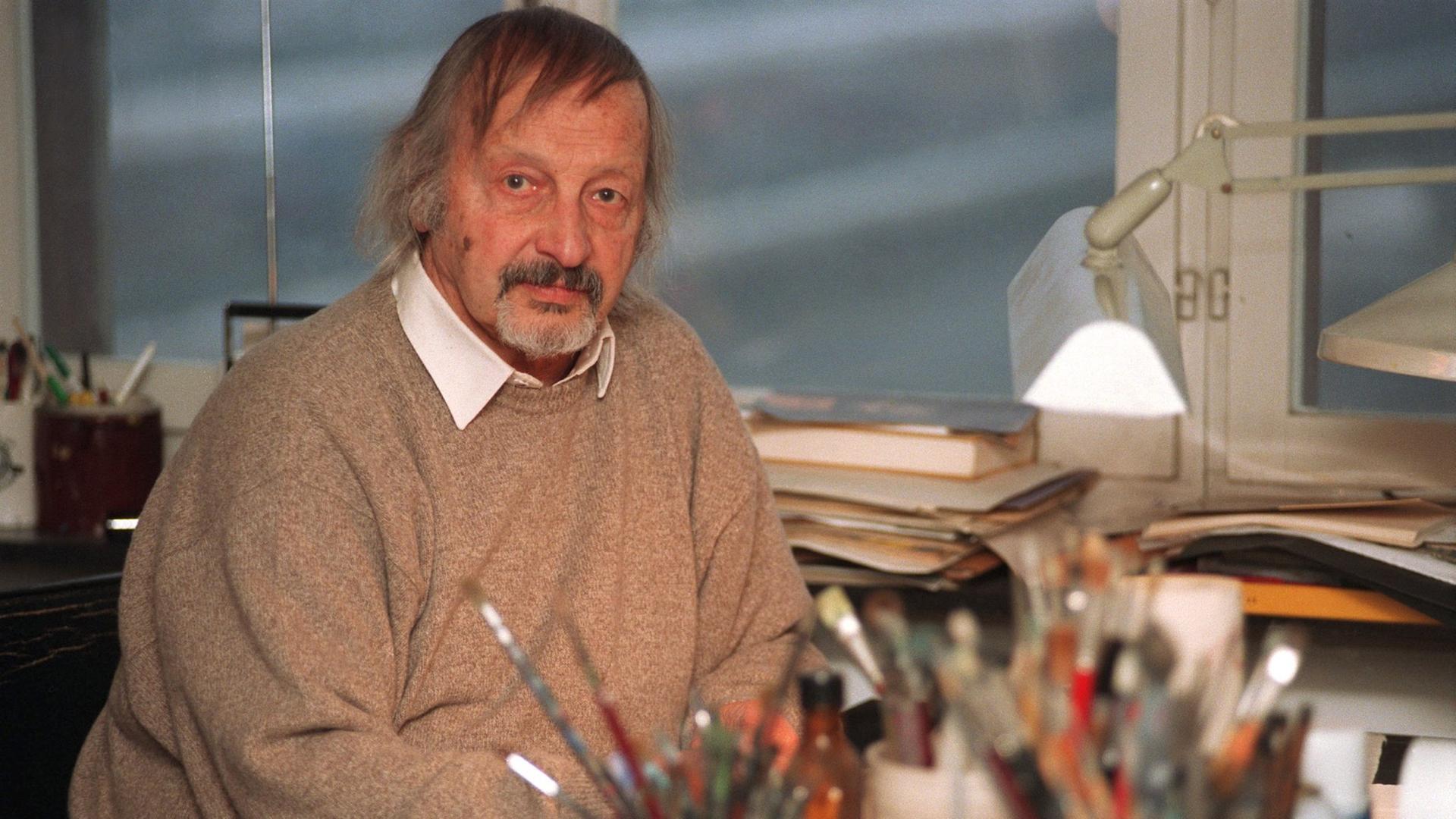 Der Schweizer Grafiker, Maler unl Buchgestalter Celestino Piatti 1997 in seinem Atelier in Basel