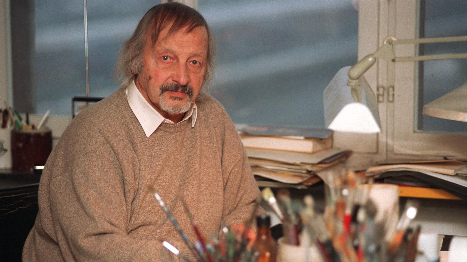 Der Schweizer Grafiker, Maler unl Buchgestalter Celestino Piatti 1997 in seinem Atelier in Basel Der Schweizer Grafiker, Maler unl Buchgestalter Celestino Piatti 1997 in seinem Atelier in Basel