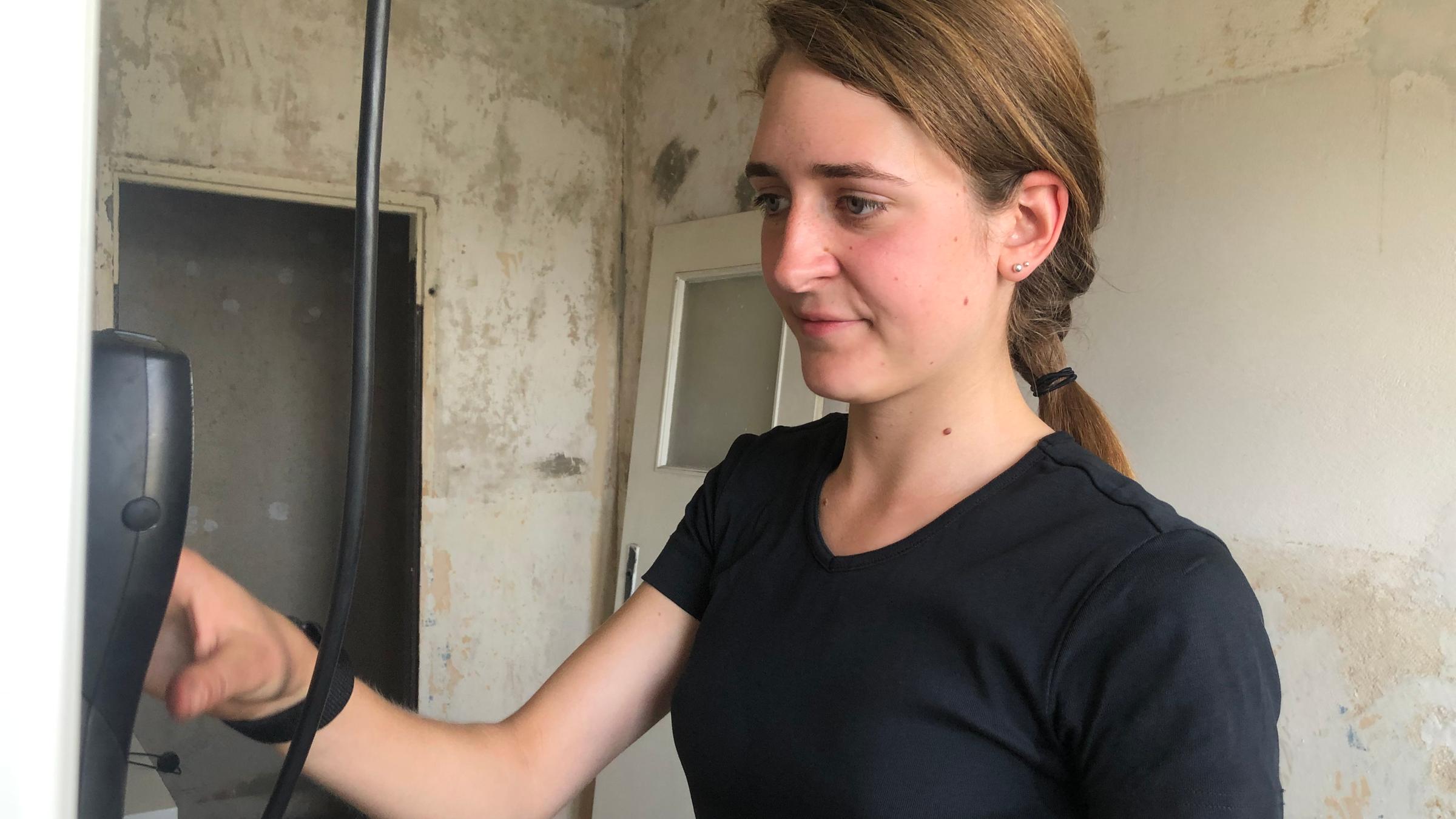 Es muss nicht immer der schwarze Zylinder sein: Schornsteinfegerin Marisa Schiffer beid der Arbeit.