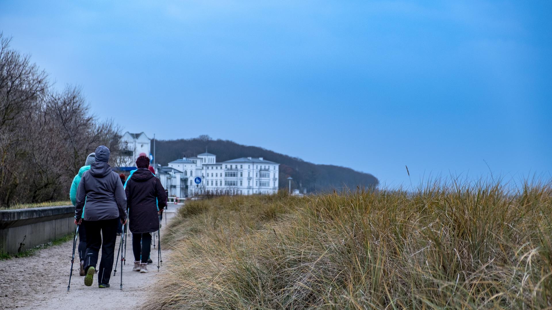 Nordic Walking an der Ostseepromenade. Nordic Walking an der Ostseepromenade.