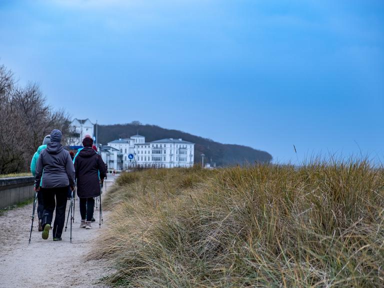 Nordic Walking an der Ostseepromenade.