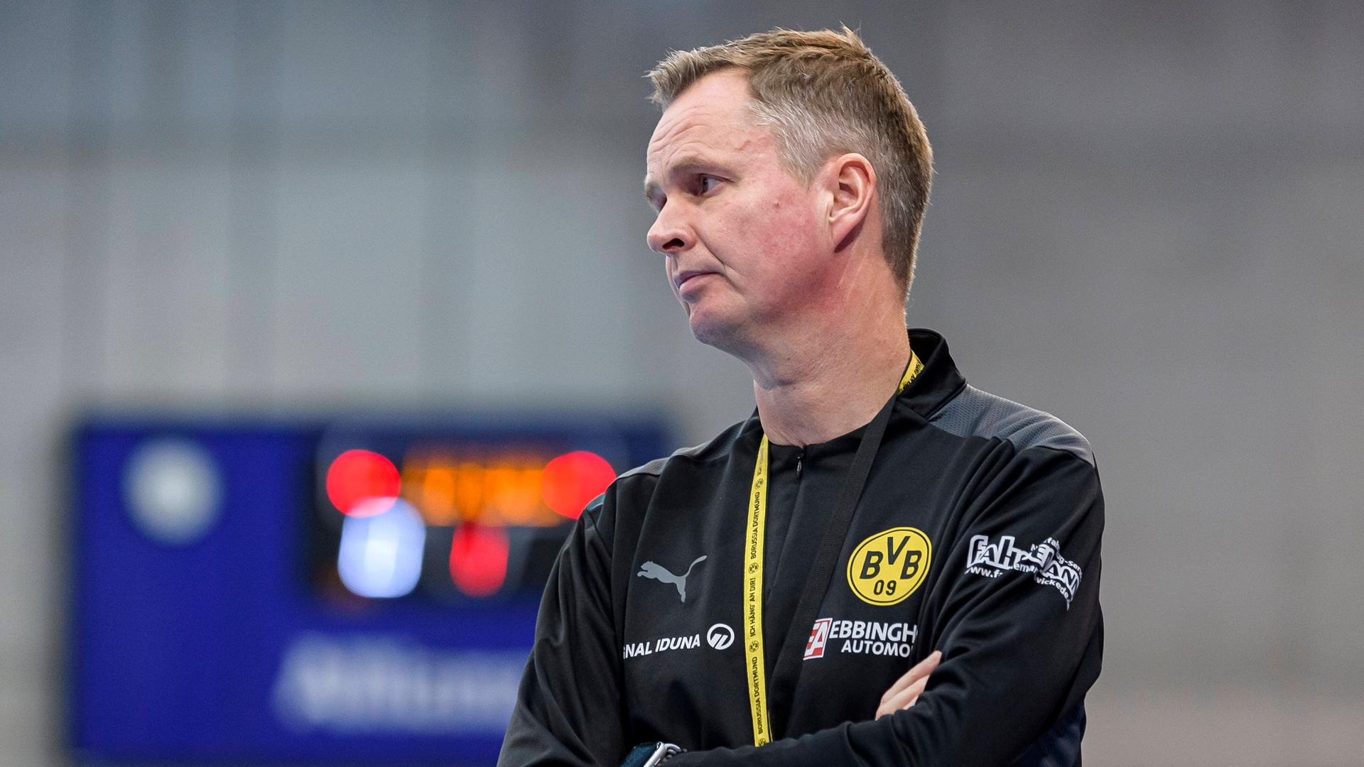 Trainer Andre Fuhr blickt mit verschränkten Armen auf das Spielfeld. Trainer Andre Fuhr blickt mit verschränkten Armen auf das Spielfeld.