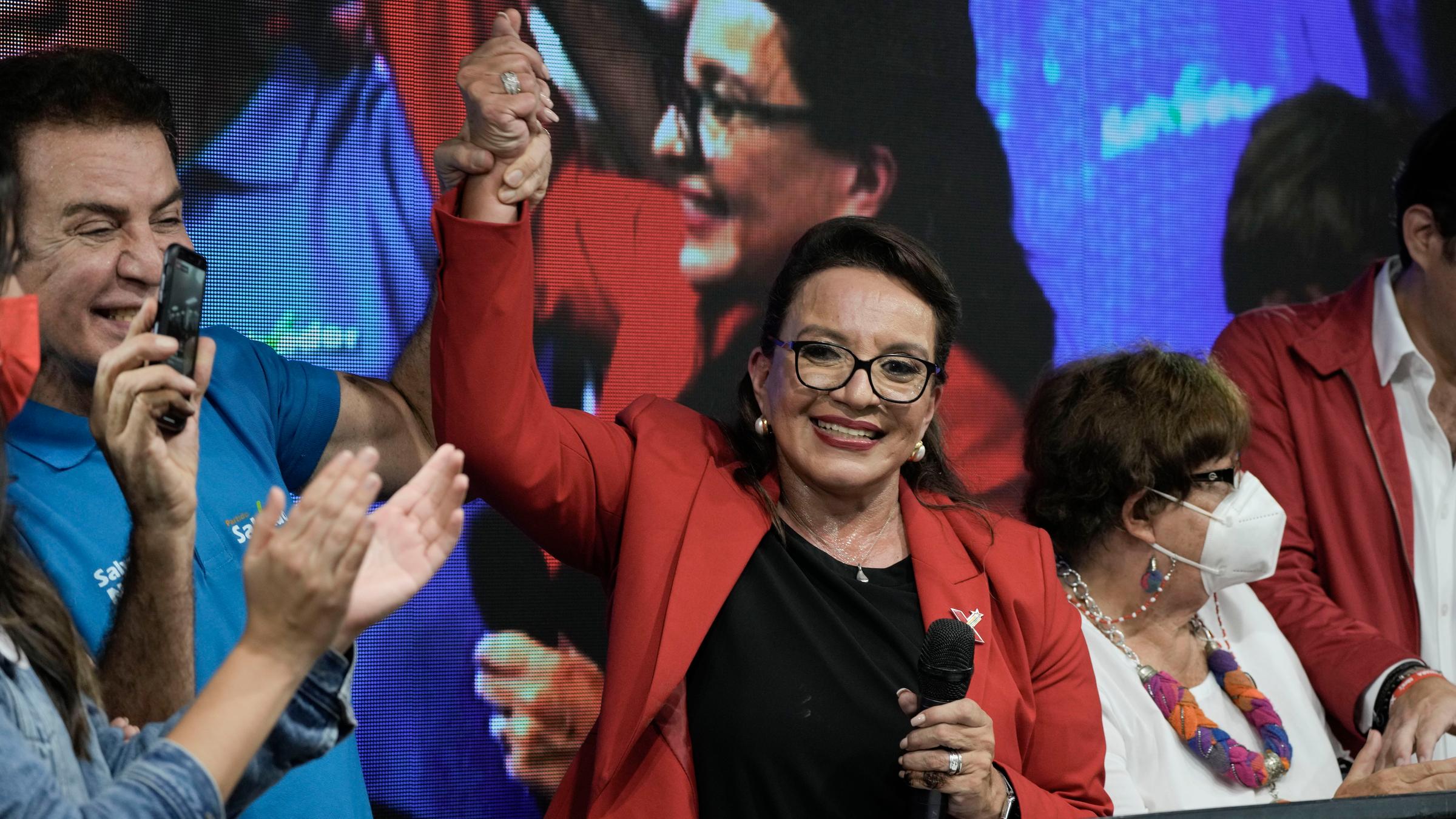 Xiomara Castro steht auf der Bühne und jubelt.