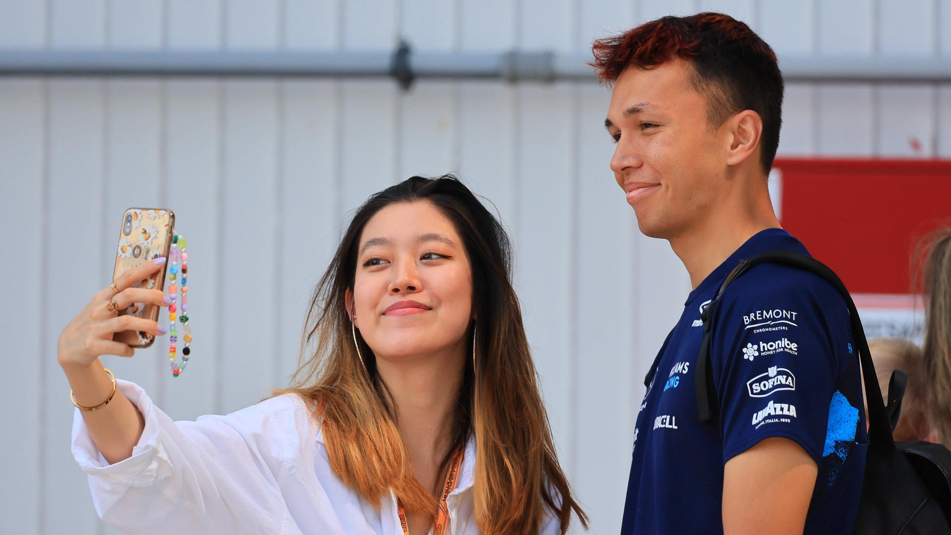 Formel1-Fahrer Alex Albon posiert für ein Selfie mit einem Fan Formel1-Fahrer Alex Albon posiert für ein Selfie mit einem Fan