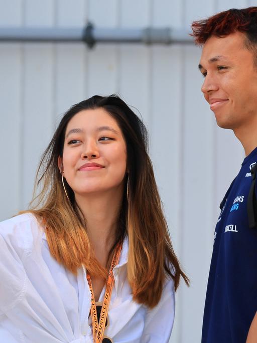 Formel1-Fahrer Alex Albon posiert für ein Selfie mit einem Fan