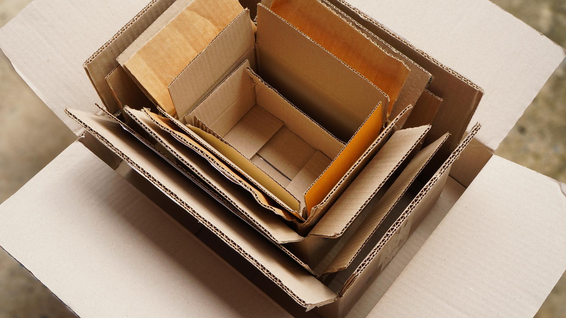 Mehrere ineinander gestapelte leere Pappboxen
