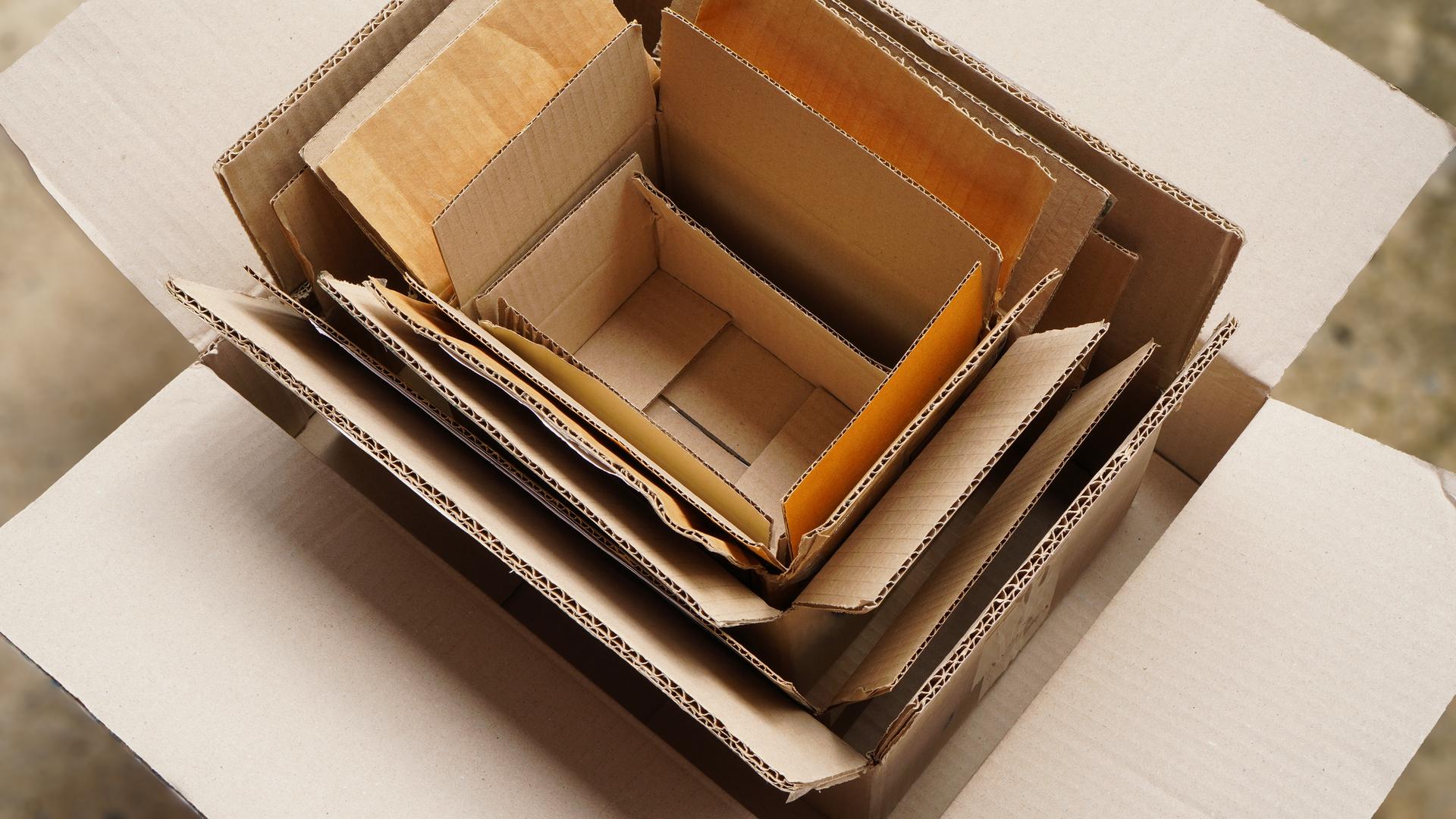 Mehrere ineinander gestapelte leere Pappboxen Mehrere ineinander gestapelte leere Pappboxen