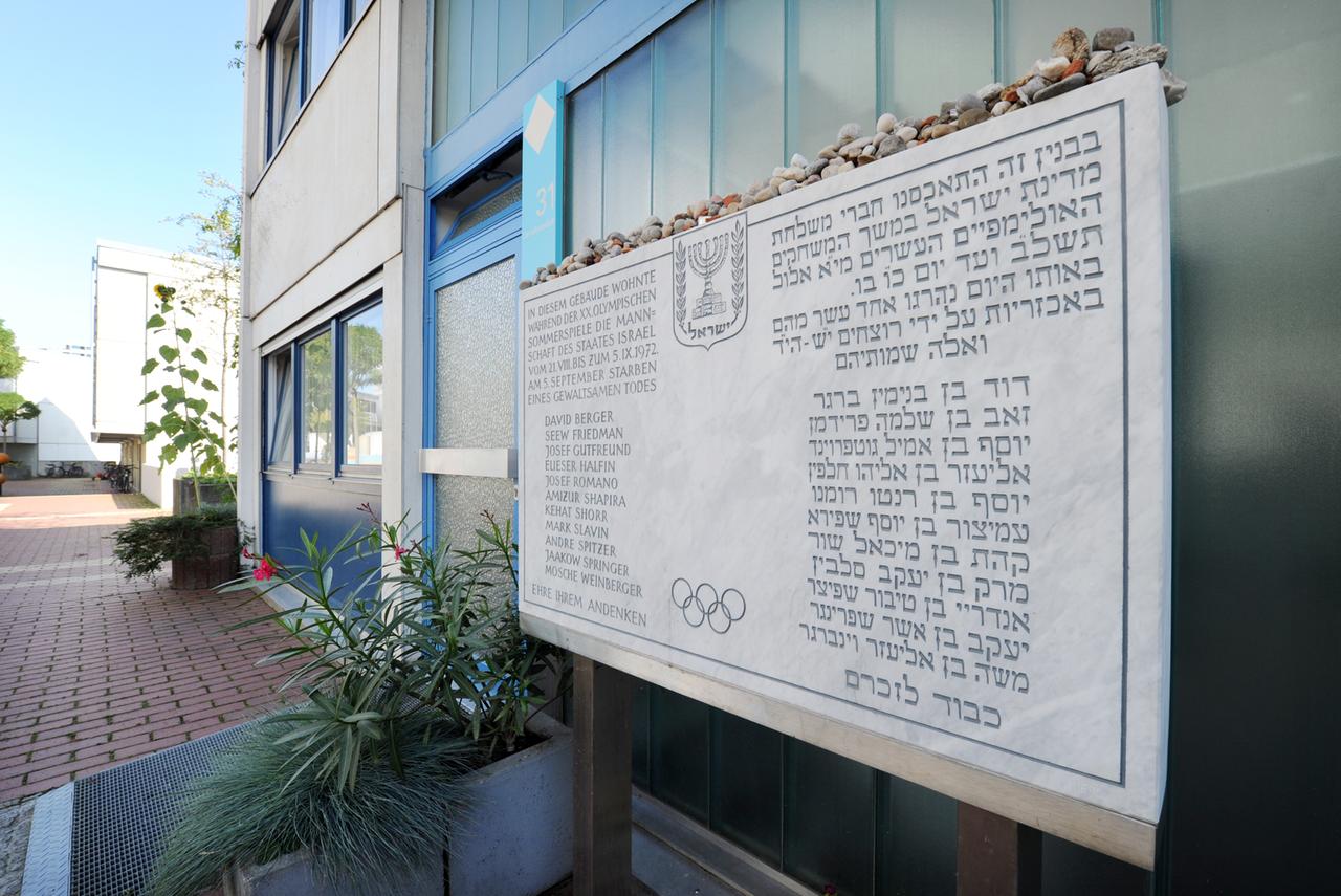 Eine Gedenktafel mit den Namen der israelischen Sportler, die während der Olympischen Spiele in München bei einer Geiselnahme getötet wurden, steht vor dem Haus an der Connollystraße 31. In diesem Haus, in dem die israelische Mannschaft einquartiert war, begann am 05. September 1972 die Geiselnahme in deren Verlauf elf Sportler, ein Polizist und die fünf palästinensischen Geiselnehmer getötet wurden. 