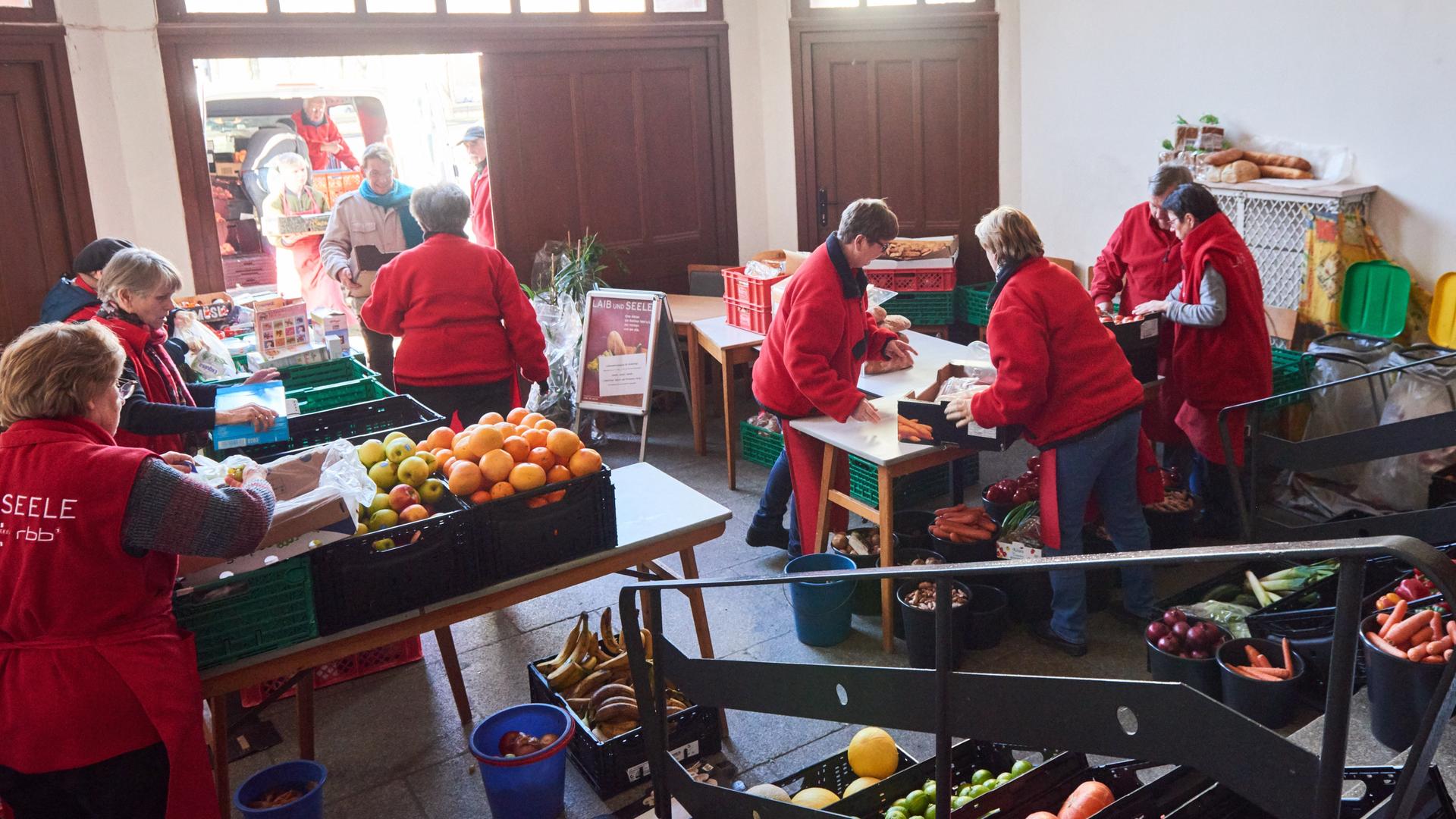 Ehrenamtliche Helfe der Tafel Laib und Seele" 2018 bei der Essensausgabe in einem Vorraum der Berliner Advent-Zachäus Kirche. Ehrenamtliche Helfe der Tafel Laib und Seele" 2018 bei der Essensausgabe in einem Vorraum der Berliner Advent-Zachäus Kirche.