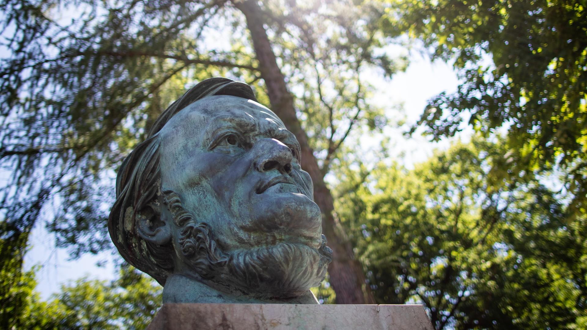 Ein Büste von Richard Wagner des Bildhauers Arno Breker steht im Park vor dem Festspielhaus. Ein Büste von Richard Wagner des Bildhauers Arno Breker steht im Park vor dem Festspielhaus.
