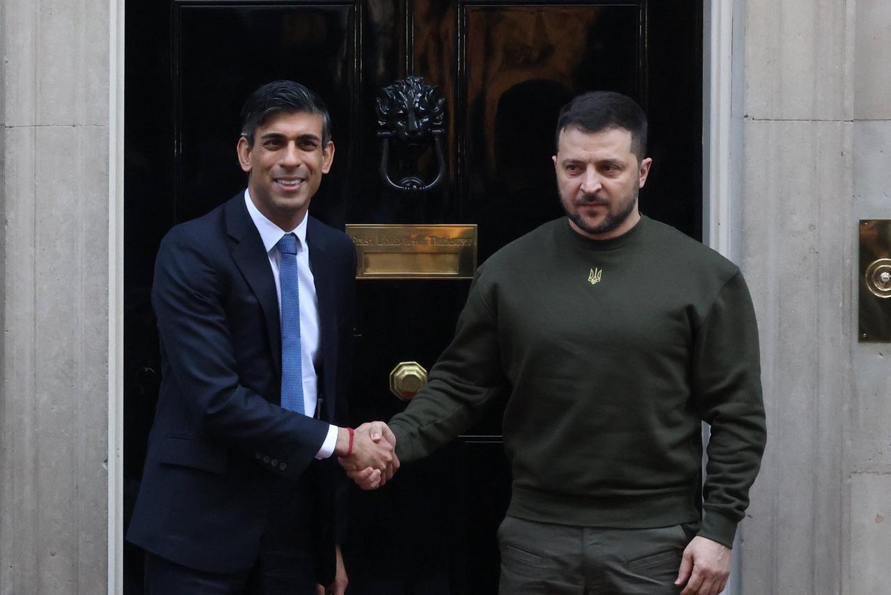 Der ukrainische Präsident Selenskyj wird vom britischen Premierminister Sunak in der Downing Street in London empfangen. Der ukrainische Präsident Selenskyj wird vom britischen Premierminister Sunak in der Downing Street in London empfangen.
