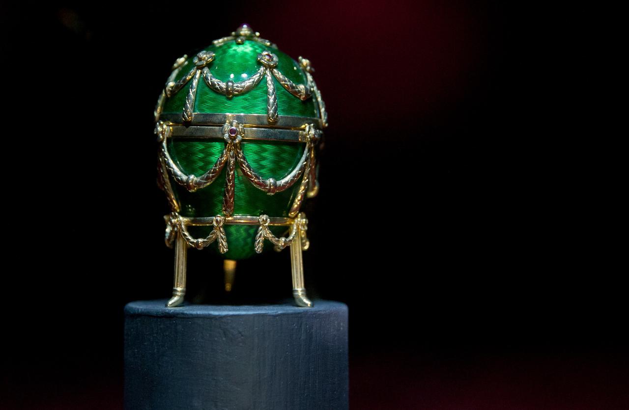 Ein grünes Faberge´-Ei in einer Ausstellung Ein grünes Faberge´-Ei in einer Ausstellung