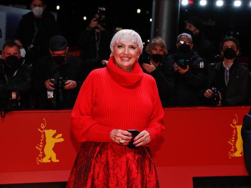 Kulturstaatsministerin Claudia Roth (Bündnis 90/Die Grünen) auf dem roten Teppich der Berlinale. 