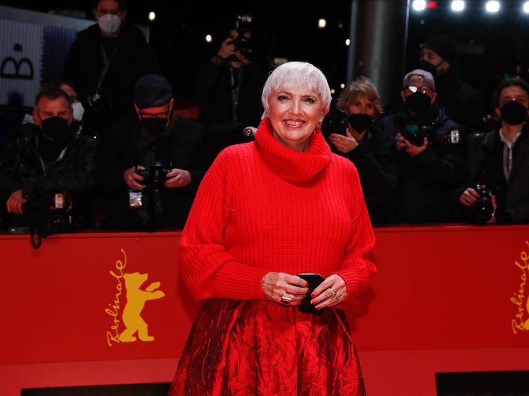 Kulturstaatsministerin Claudia Roth (Bündnis 90/Die Grünen) auf dem roten Teppich der Berlinale. 