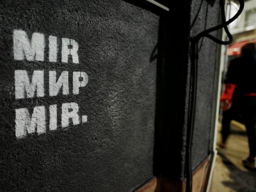 An einer schwarzen Hauswand steht in weißer Schrift "Mir", das Wort für Frieden in drei Sprachen: Bosnisch, Kroatisch, Serbisch.