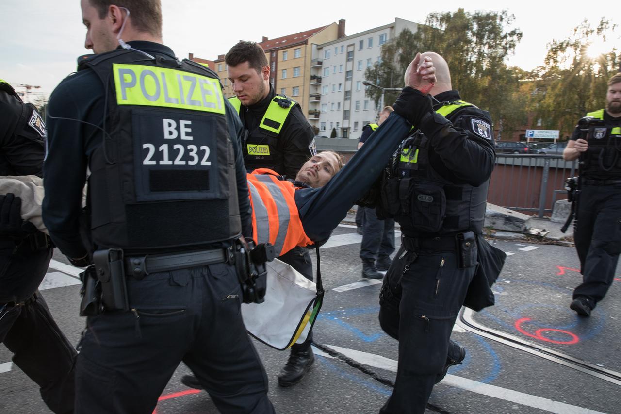 Ein Klimaaktivist der Letzten Generation wird von der Berliner Polizei weggetragen, Oktober 2022.
