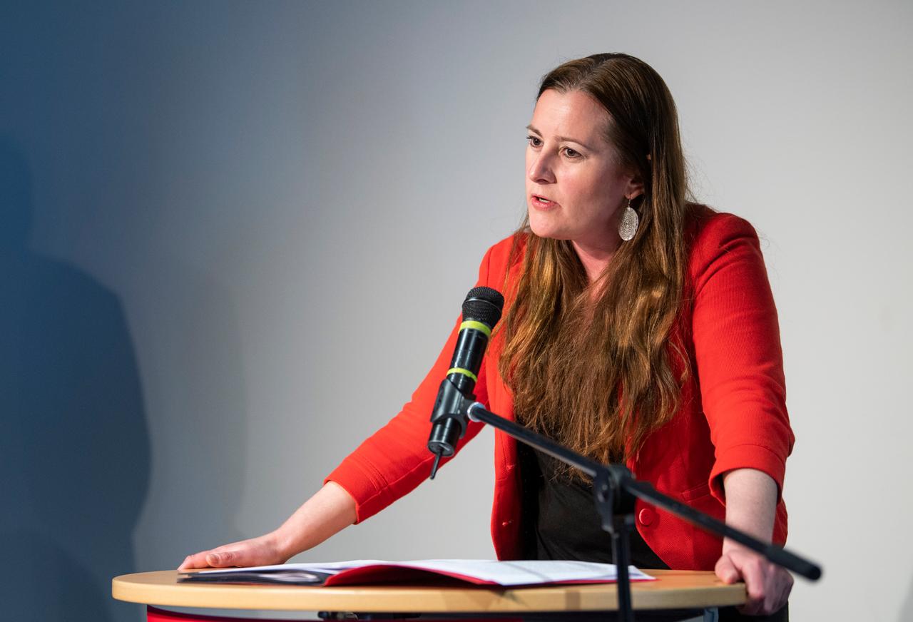Janine Wissler, Bundesvorsitzende der Partei Die Linke, bei einer Pressekonferenz des Parteivorstands in Berlin. Sie stützt ihre Hände auf ein Redepult und spricht in ein Mikrofon.