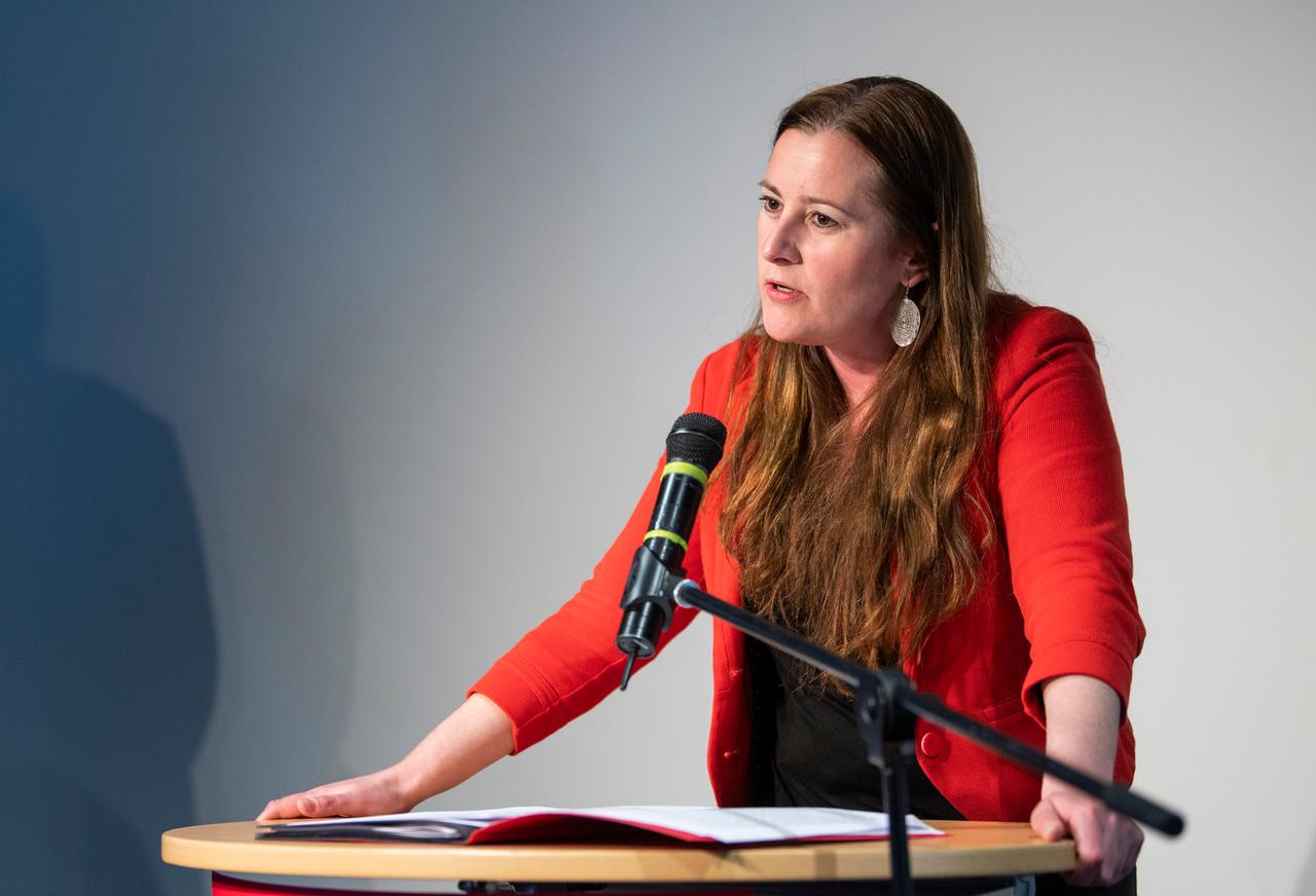 Janine Wissler, Bundesvorsitzende der Partei Die Linke, bei einer Pressekonferenz des Parteivorstands in Berlin. Sie stützt ihre Hände auf ein Redepult und spricht in ein Mikrofon. Janine Wissler, Bundesvorsitzende der Partei Die Linke, bei einer Pressekonferenz des Parteivorstands in Berlin. Sie stützt ihre Hände auf ein Redepult und spricht in ein Mikrofon.
