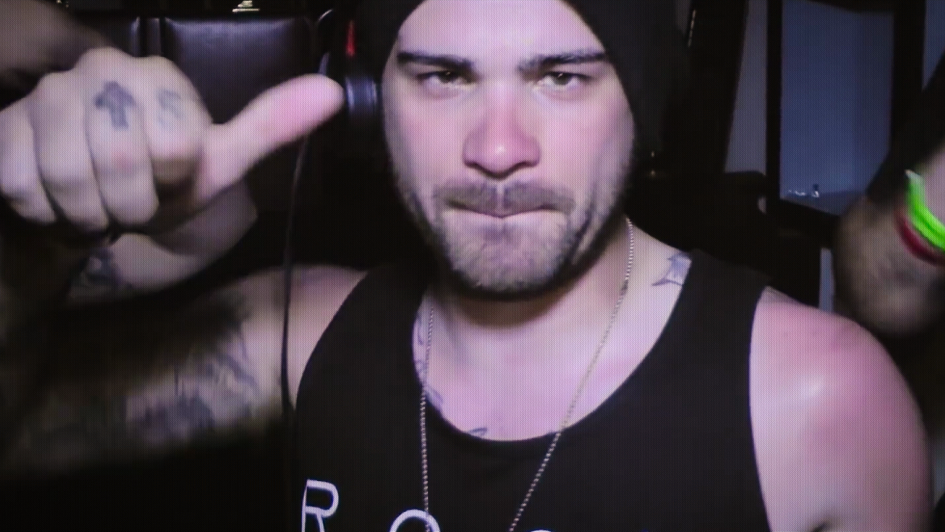 Der selbsternannte „professionelle Lebenszerstörer“ Hunter Moore macht ein Handzeichen. Der selbsternannte „professionelle Lebenszerstörer“ Hunter Moore macht ein Handzeichen.
